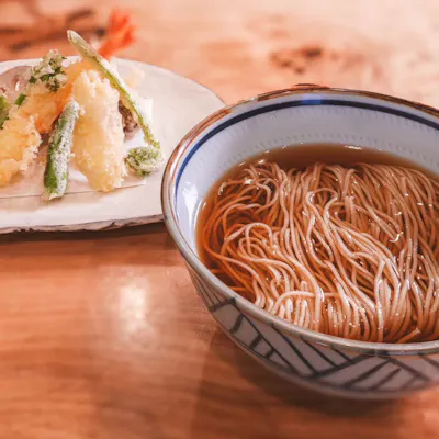 独自配合の蕎麦と旬の逸品を味わう