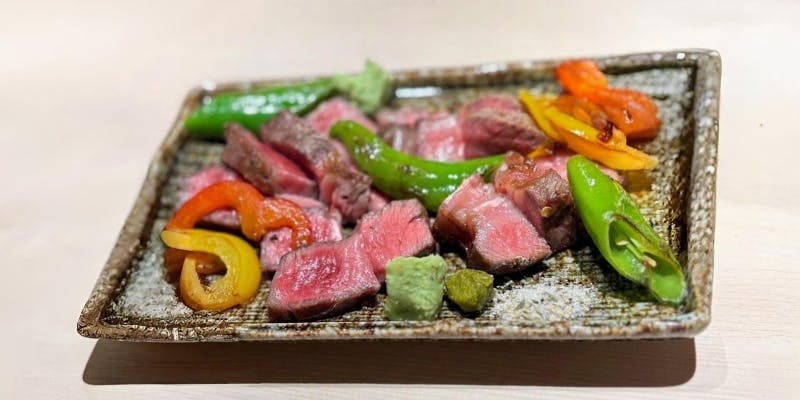 【くずし割烹・松】名物おばんざい盛りや刺身、天ぷら、サーロインステーキなど全7品