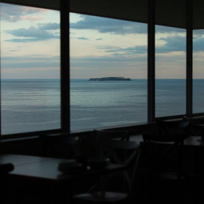 夜の海と共に楽しむ贅沢なひととき