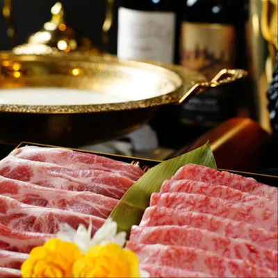 鈴蘭亭特製の牛骨白湯出汁でしゃぶしゃぶ 鈴蘭和牛炊き肉鍋