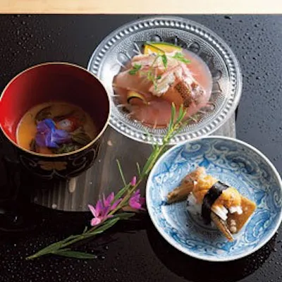 美しい器と季節の食材を活かした本膳料理。贅沢なひとときをお楽しみください