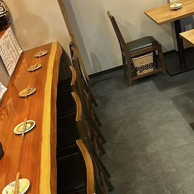 落ち着いた空間で楽しむ、厳選日本酒とこだわりの美食