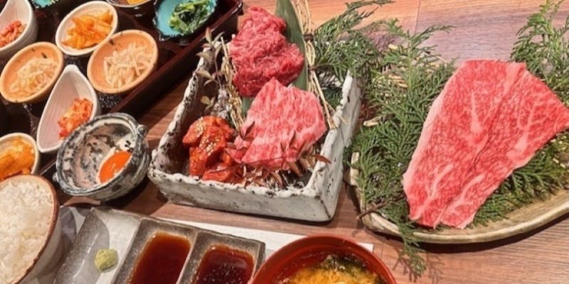 【特上焼肉定食】  特上はらみ、黒毛和牛の焼きしゃぶロース、カルビ、味噌タン各50g（平日限定）