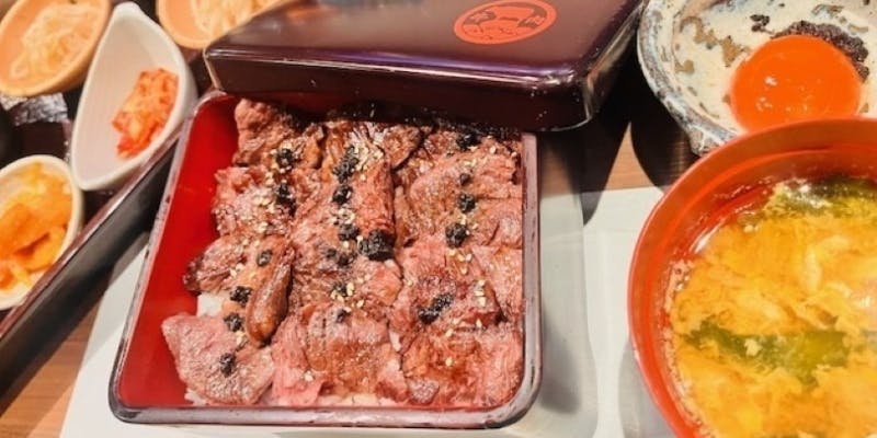 【特上はらみ重定食】  特上はらみ重に小鉢3種・スープ・トリュフ卵の付いたお得な定食（平日限定）