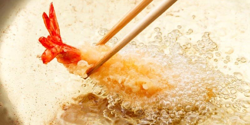 こだわり食材と職人技が織りなす逸品に舌鼓。野菜や刺身盛り合わせ、天ぷらなどが味わえるプラン