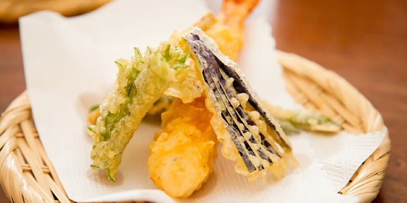 こだわり食材を使用。おばんざいや刺身、天ぷらなども味わえるライトプラン