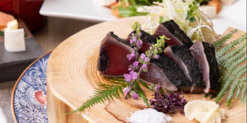 【梅コース】鰹の藁焼×黒毛和牛赤身ステーキ／全8品＋2時間飲み放題（日～火限定）