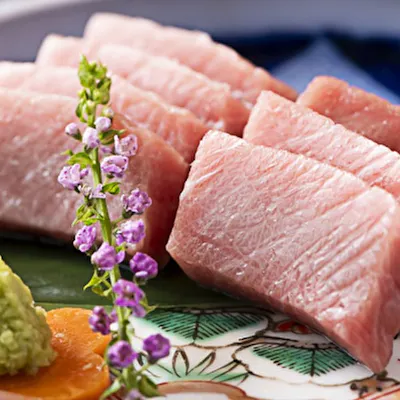 本マグロやあか牛。素材が光る逸品料理。旬のコースも充実