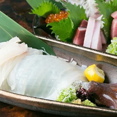 店内の生簀からオーダーが入るまで生簀で泳がせておく活いかや活魚