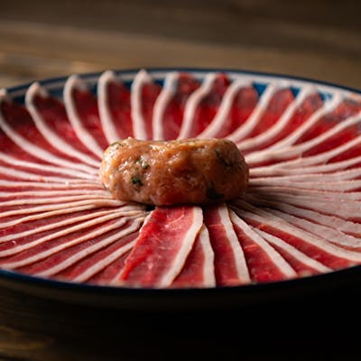 自家製ブレンドの出汁で味わう名物【鴨しゃぶ】。〆の蕎麦も絶品