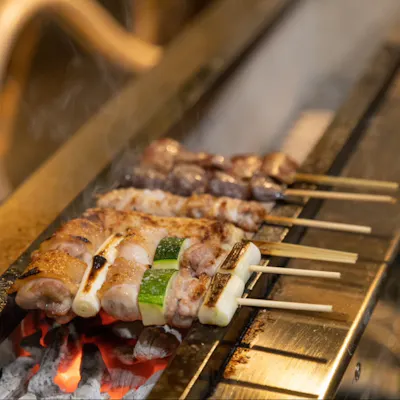 炭火で焼き上げた比内地鶏の焼き鳥、旨味豊かな一品をぜひご堪能ください。