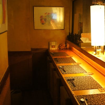 灯りとアートが彩る、心ほどける隠れ家レストラン