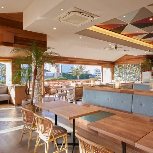 南国ムード漂う店内