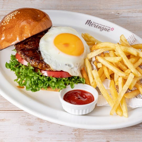 ボリューム満点のハンバーガー