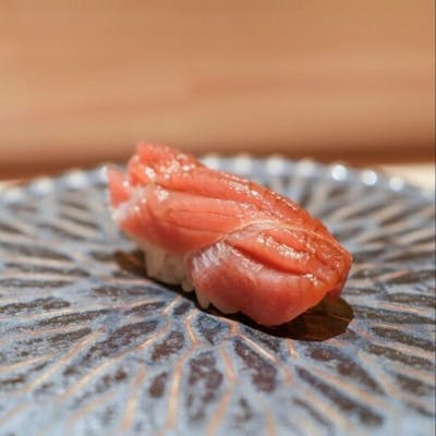 鮨の旨みと季節の逸品、心に響く味わい。