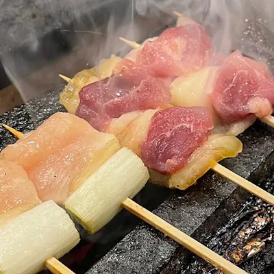 極上のしまんと地鶏を備長炭で丁寧に焼き上げ、至福の味わいを提供