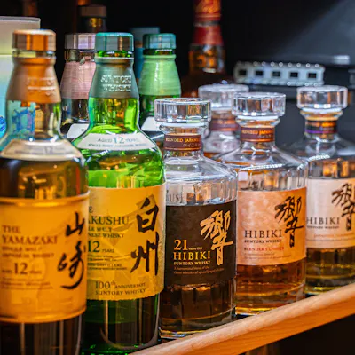 厳選された日本酒とワインの品揃え