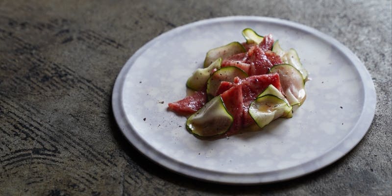 【季節のおまかせコース】シグネチャーディッシュ「牛のカルパッチョ」、厳選食材を用いた料理