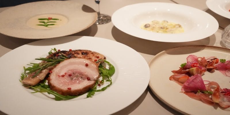 【Xmas2025】骨付き鶏もも肉のコンフィがメインの特別クリスマスディナー