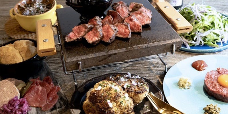 特別な日を盛り上げる！【アニバーサリーコース】2ドリンク、デザートプレート付き/ステーキ2種盛り合わせ