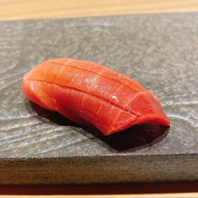 まずは赤酢のシャリと相性の良い極上マグロに舌鼓