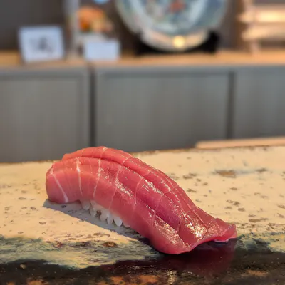 旬の恵みを握る、至高の一貫を