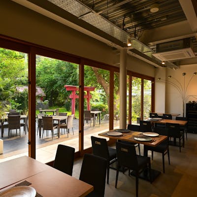 静謐な饗宴空間、島の恵みとやちむんの調和