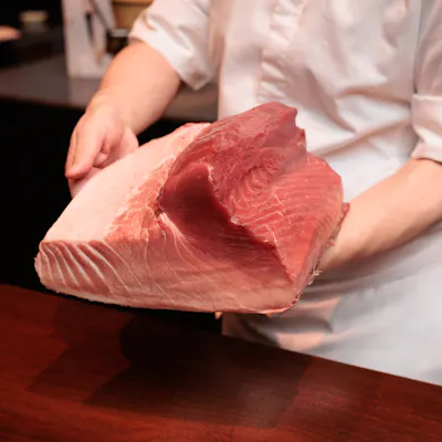 カウンターで職人が1貫ずつ提供する本格寿司のコース