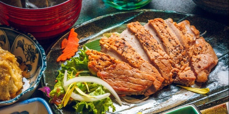 【あぐー豚コース】ジーマミー豆腐・刺身盛り合せ2種・グルクン唐揚げ・あぐーのロースステーキなど全11品