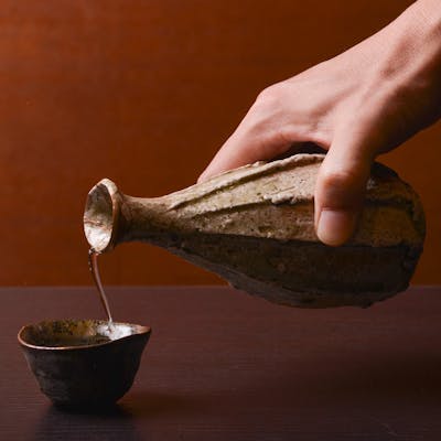 個室で楽しむ、旬の懐石と美酒