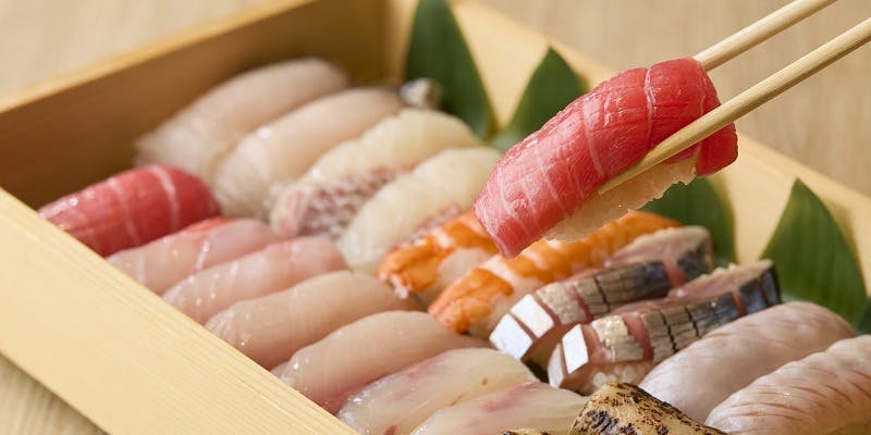 名物鮮魚6種と本日の握り6種と時期の料理を楽しめるコース＋15種の日本酒3時間飲み放題付き（半個室確約）