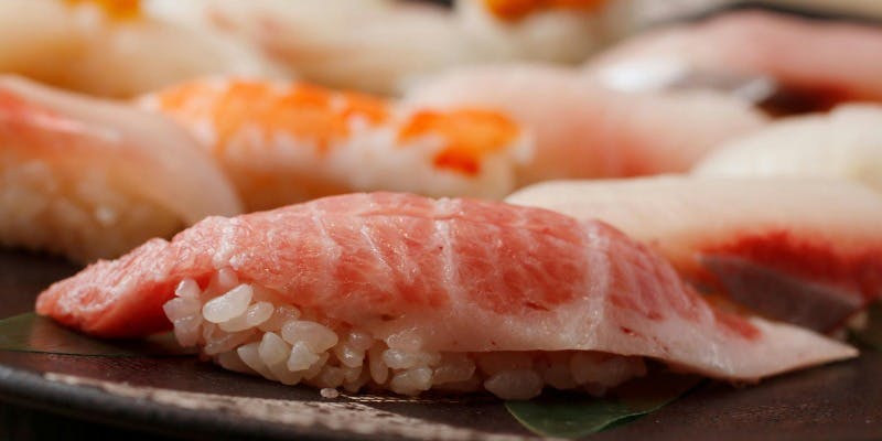 【Xmas2025】名物鮮魚6種と本日の握り6種と時期の料理を楽しめる＋こぼれ升スパークリング付（半個室確約）