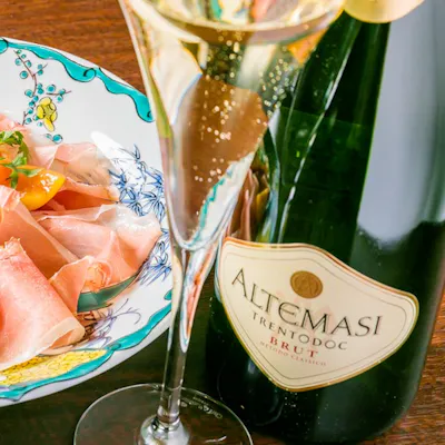実力派ワインをグラスで少しずつ。贅沢すぎる「高級ワイン飲み放題」
