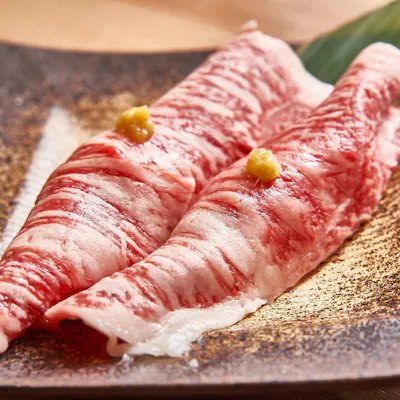 とろけるA5和牛。極上肉寿司とすき焼き