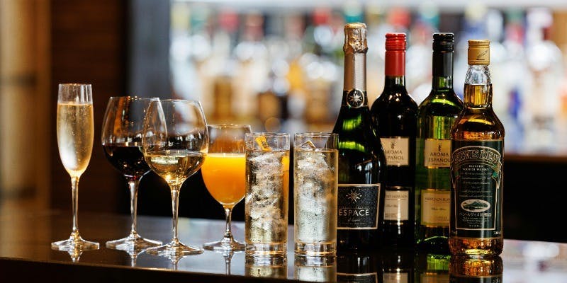 スパークリングワインを含む飲み放題コース（料理2品付き）