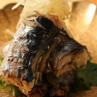 目の前で焼き上げる豪快炭火焼き料理の数々