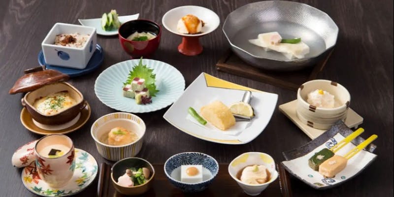 【梅の花懐石】梅の花の魅力が集結した創作懐石（鍋物：湯豆腐）