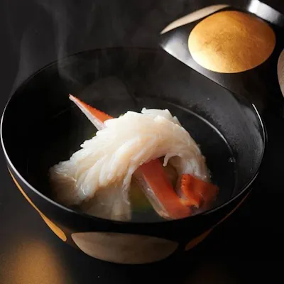 炭の香りと出汁で追求する、澄んだ味覚と素材の旨味