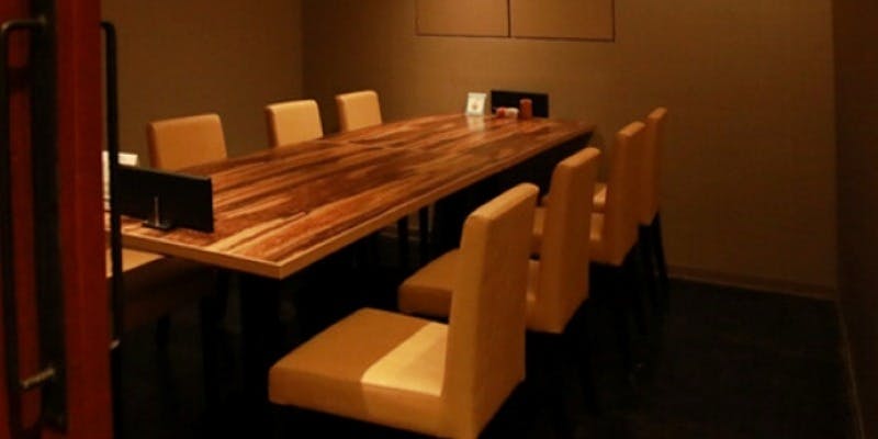 【個室コース】おまかせ串・旬野菜の炭火焼き・地鶏の一枚焼きなどが堪能できる贅沢プラン