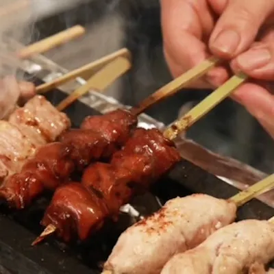 職人技光る焼き鳥。朝引きの地鶏を紀州備長炭で丁寧に焼き上げ