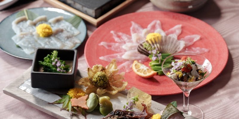 【溶岩焼きふぐコース】ふぐ刺小皿盛・溶岩焼きふぐ三種・季節の炊込土鍋御飯など全9品（天然ふぐ）