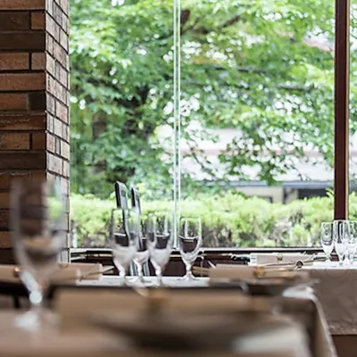 普段使いから特別の一日にも。席多数ご用意あり