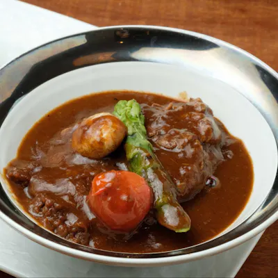熟成と焼きの技が光る特上牛たん串。旨み溢れるひと皿で、牛タンの新境地を。