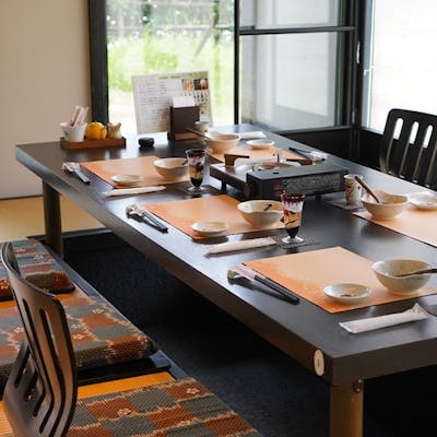 四季が息づく庭園を眺めてくつろぎの時間を