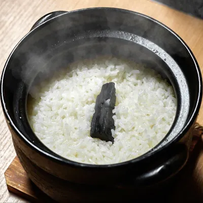 予約必須、オリジナルブレンド米を使用した「土鍋ご飯」