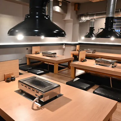 随所に和のテイストが感じられる店内、多彩な席タイプを完備