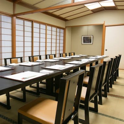 記念日や接待に最適な、落ち着きの個室空間