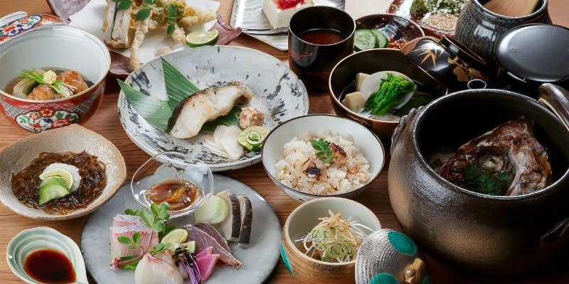 【辰】旬の食材を使用した「造り」や「酢の物」「焼物」などのほか〆に「鯛釜飯」を堪能