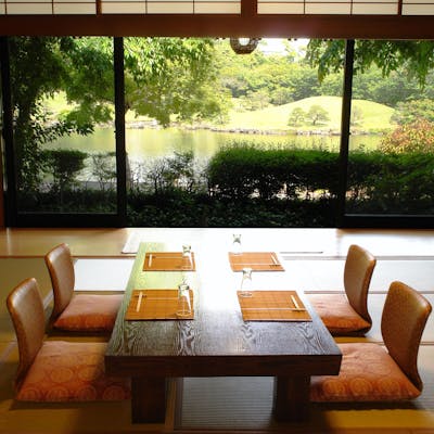 四季映す水景に包まれて、特別なひとときを