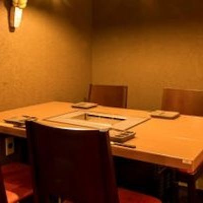 厳選牛×薬味でお肉の旨さをさらに引き出す上質で落ち着いた空間でお愉しみください。